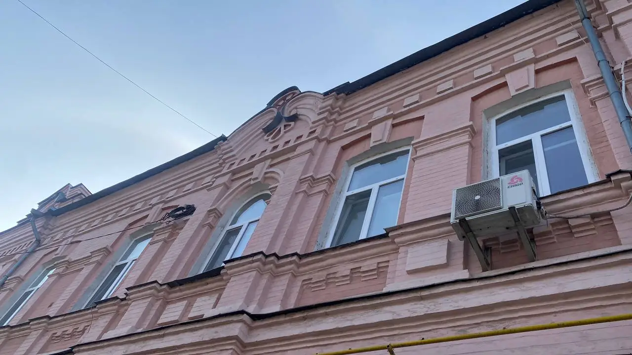 Верх будівлі на Кузнечній.