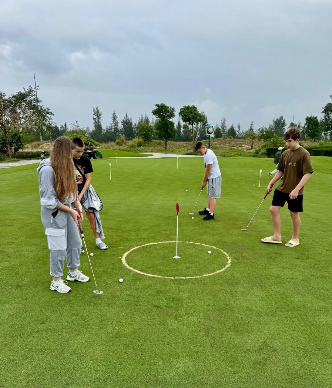 Діти із Сумської області відпочивають у готелі у В'єтнамі