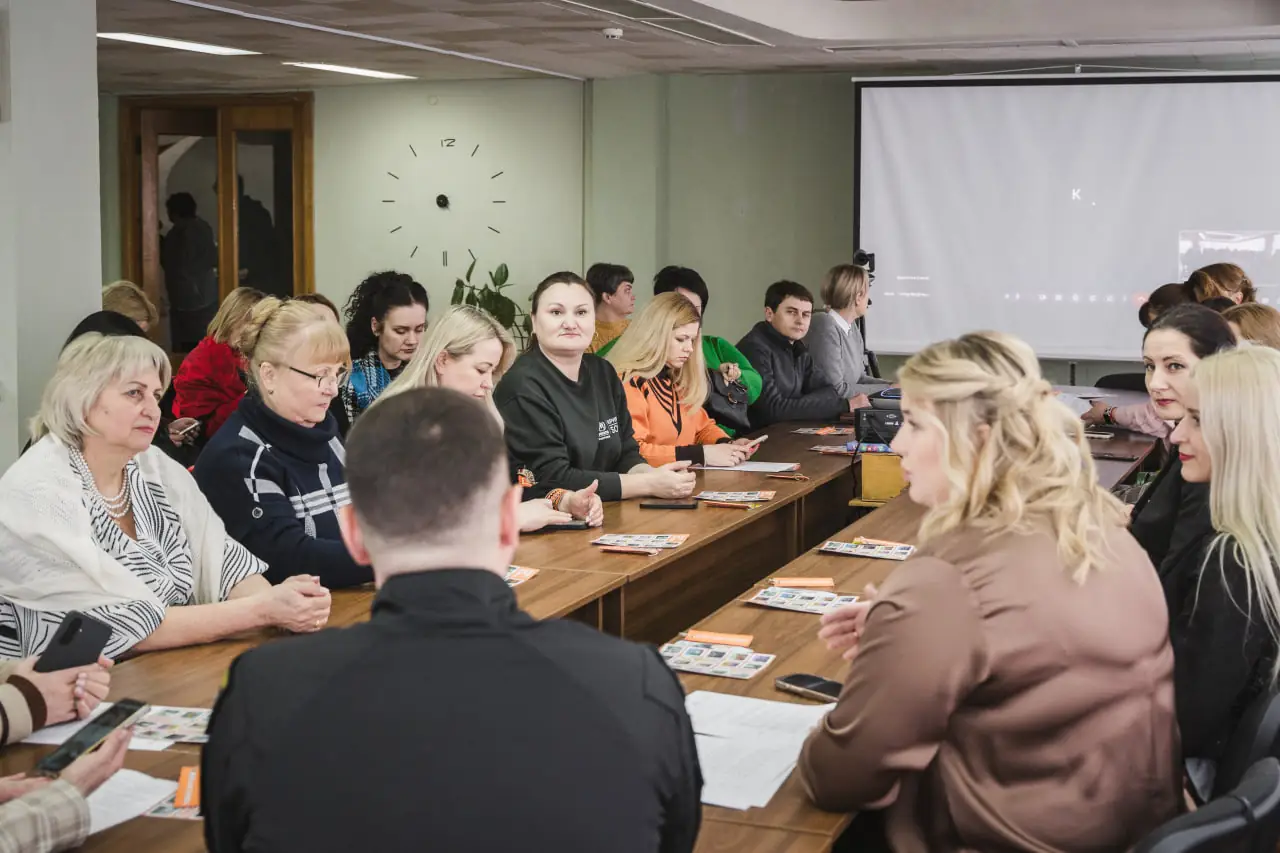 круглий стіл в Сумах