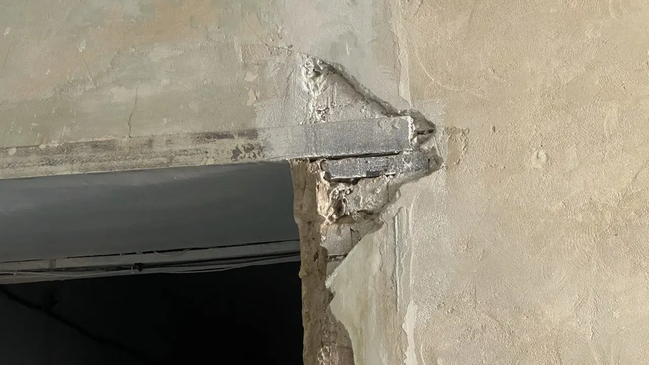 Залишки вибитої стіни в коридорі.