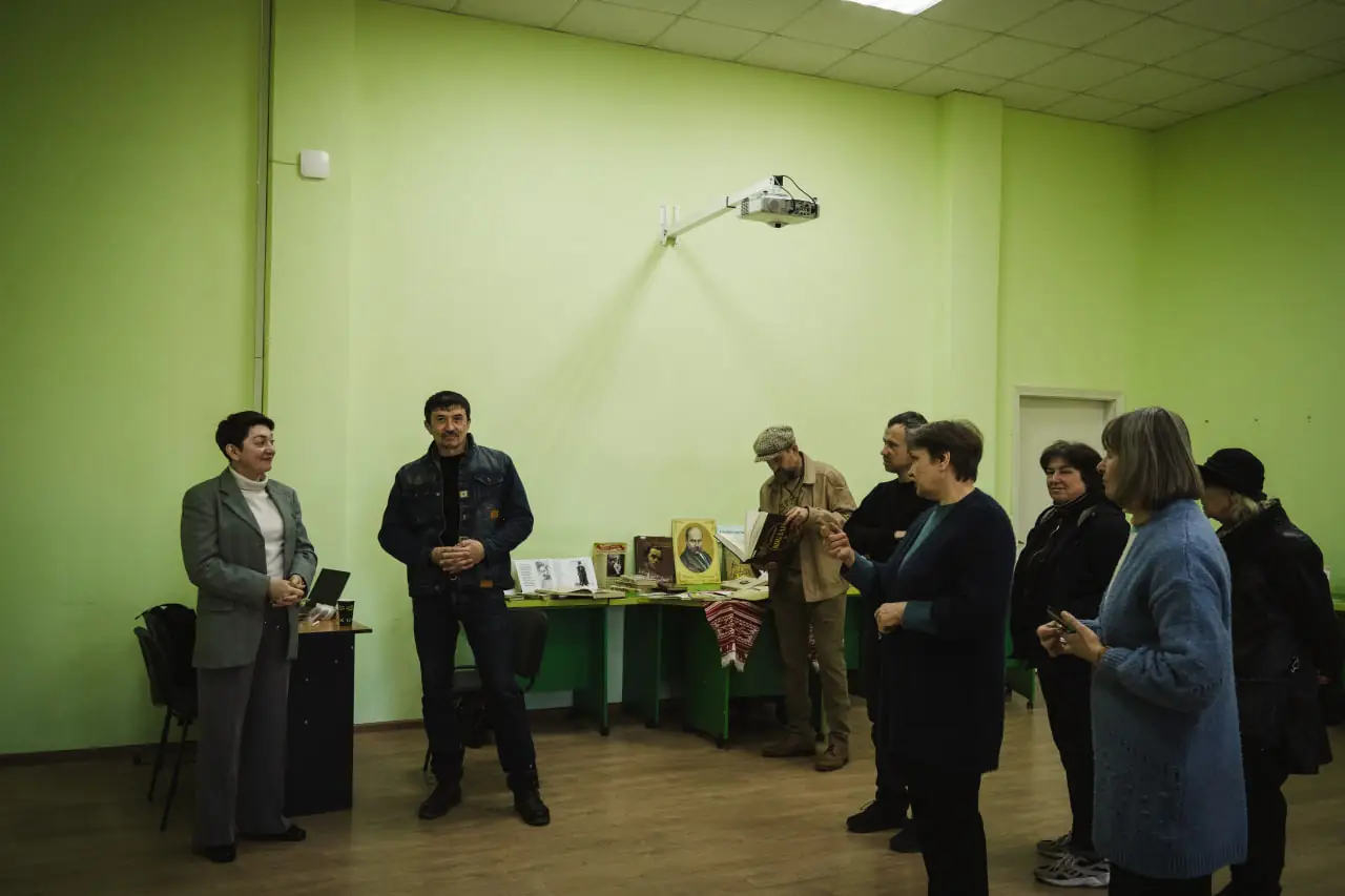 yaroslav medvedev vystavka Ярослав Медведєв на виставці разом з відвідувачами