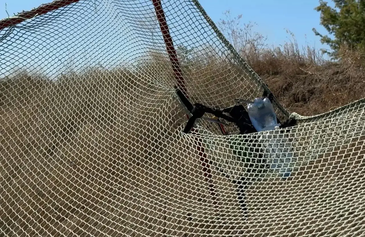 Російський дрон застряг в антидроновій сітці