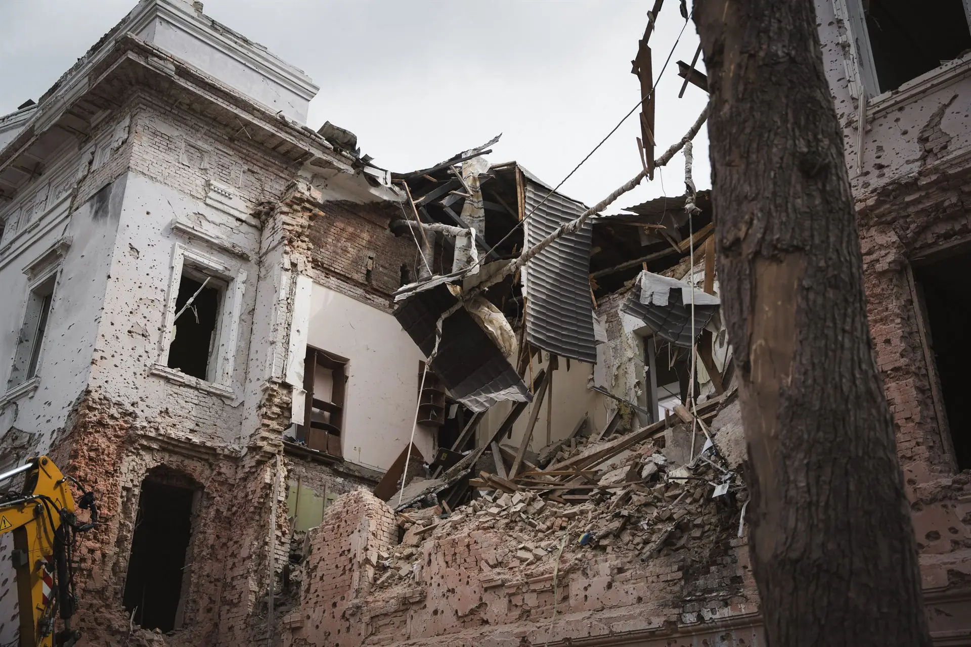 Зруйнований корпус СумДУ у центрі Сум