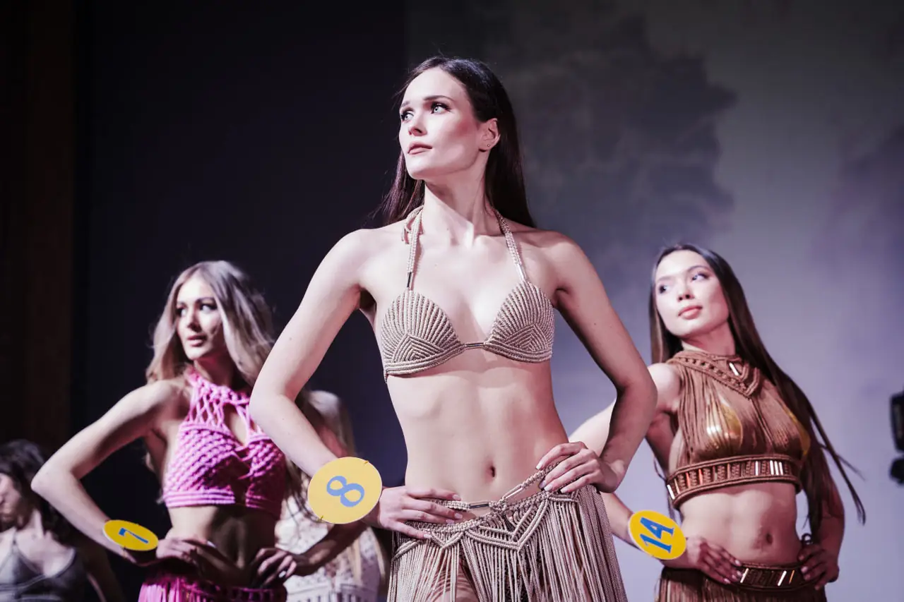 Дефіле учасниць конкурсу краси в Сумах