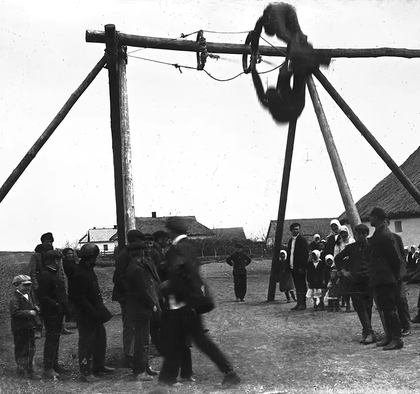 гуляння біля гойдалок на Донеччині