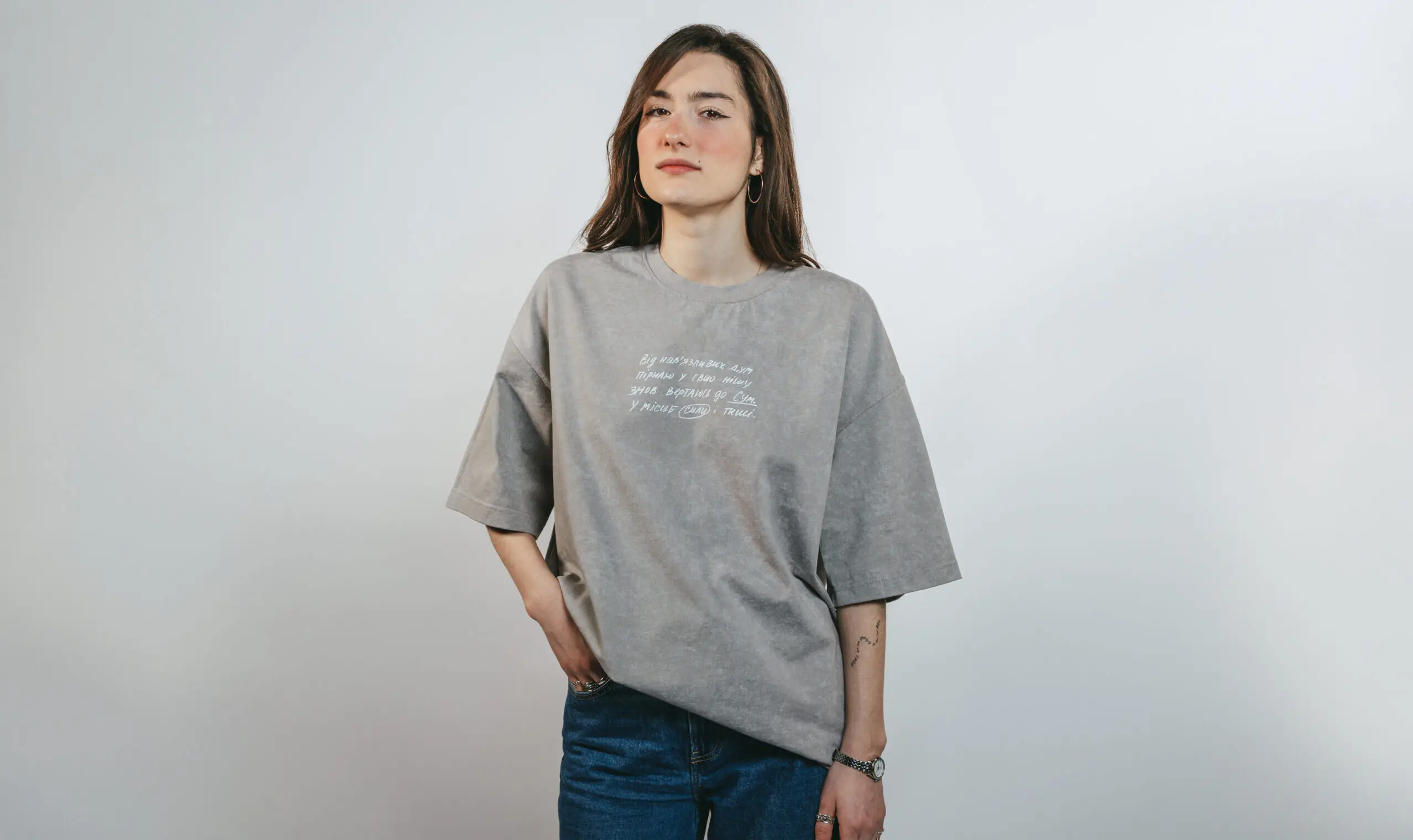 Анна Бераіа у футболці Місце сили і тиші