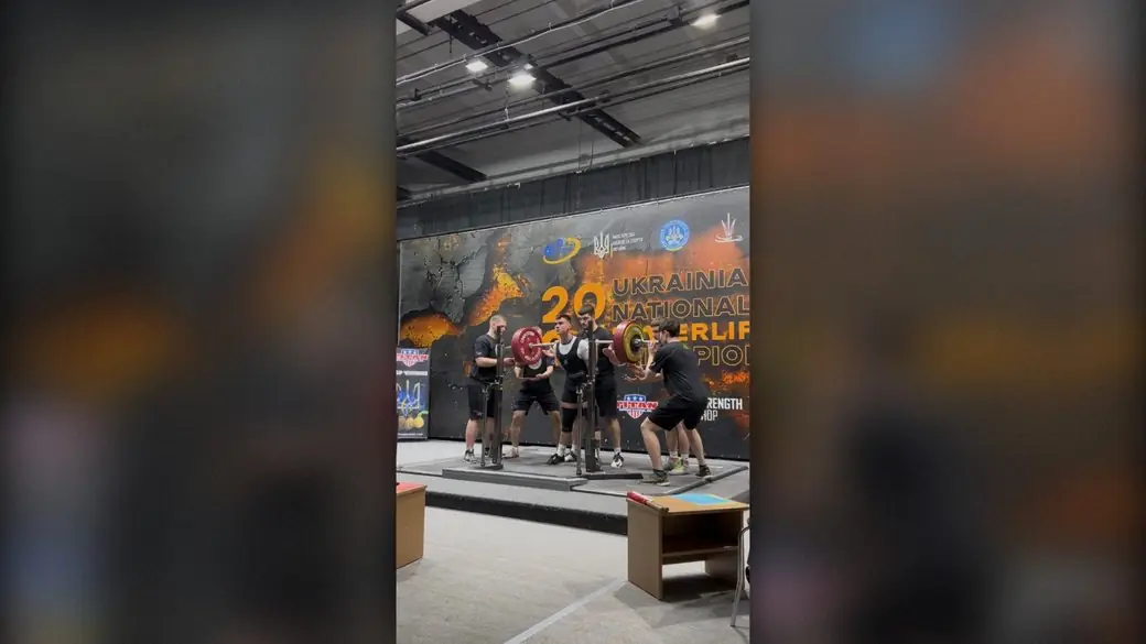 Артем Бакляк робить станову тягу