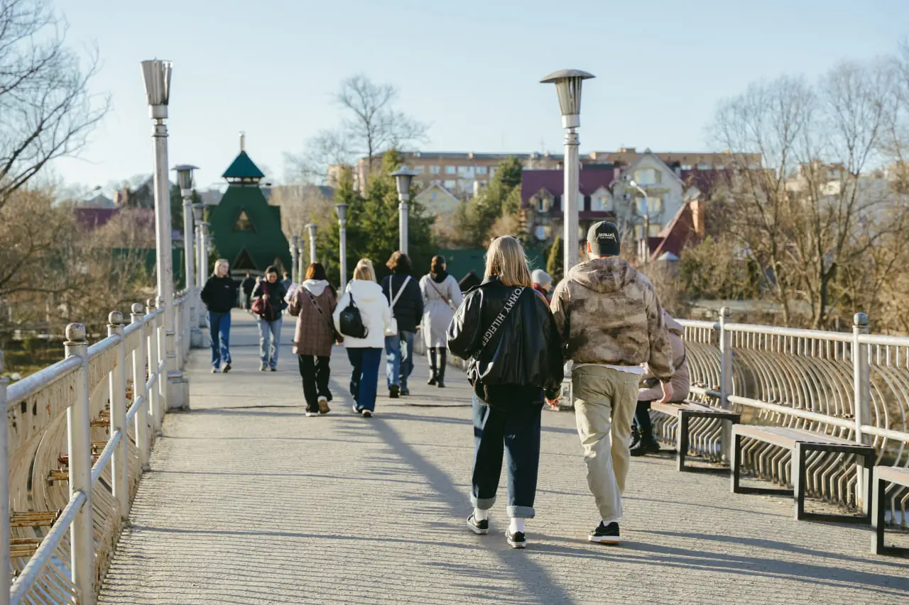 люди гуляють в Сумах