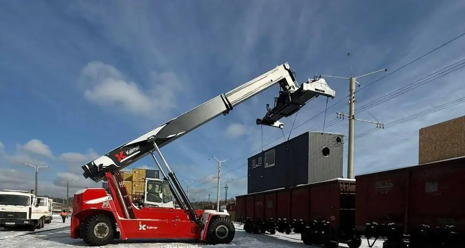 Кран встановлює блочно-модульну котельню.