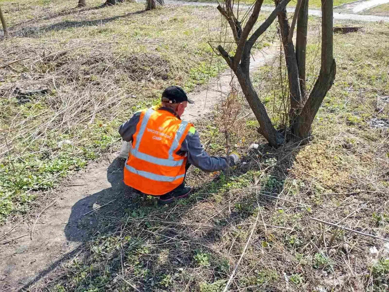 кп чисте місто в Сумах прибирає територію