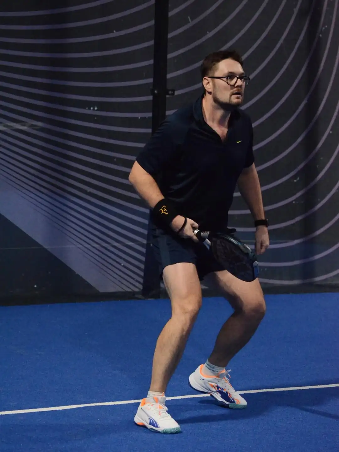 Чоловік грає в падел у Сумах