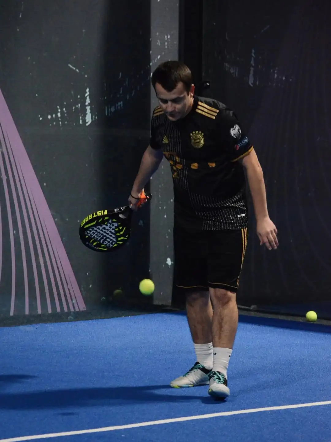 Чоловік грає у падел