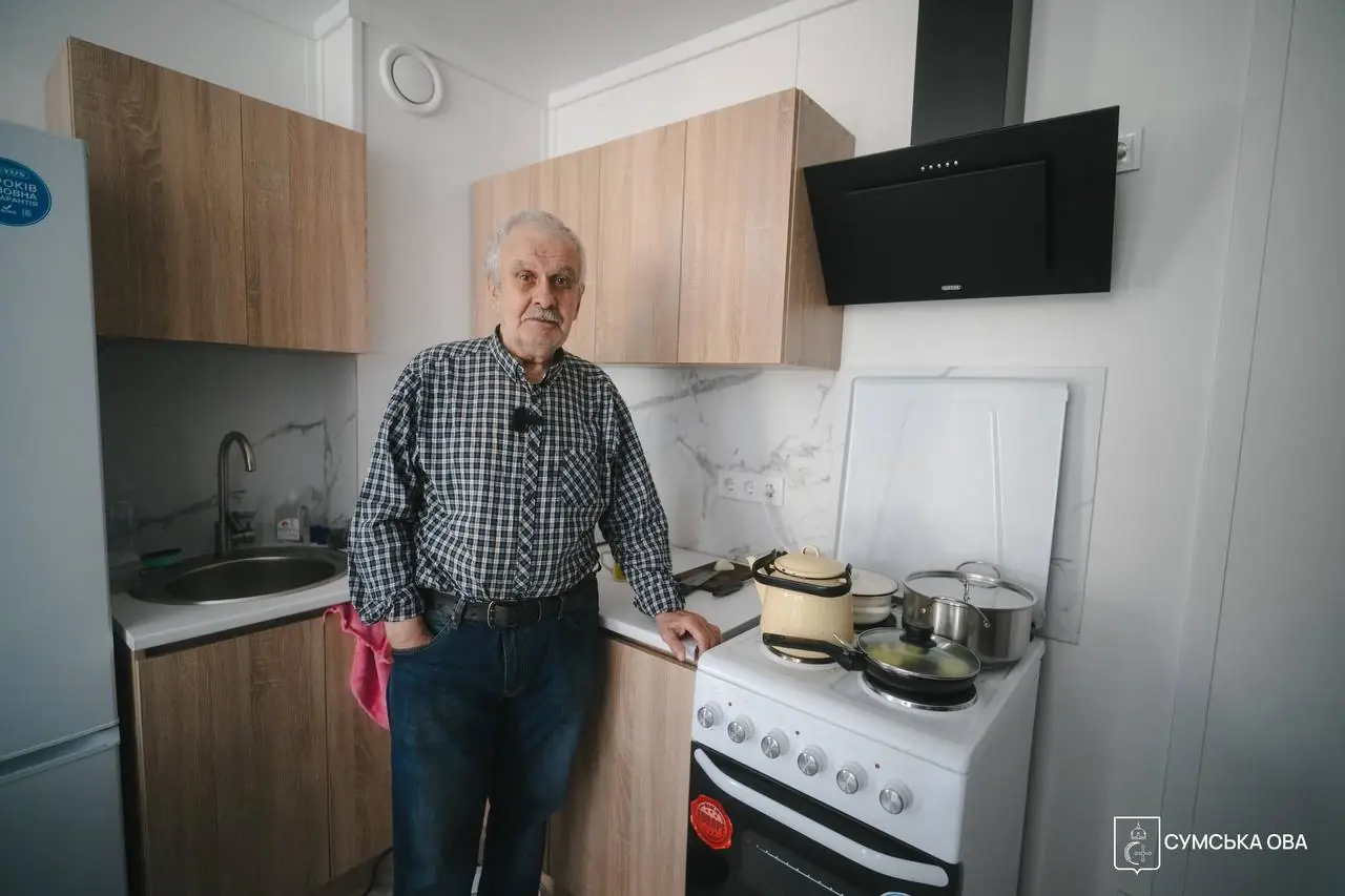 чоловік у модульному будинку в Сумах