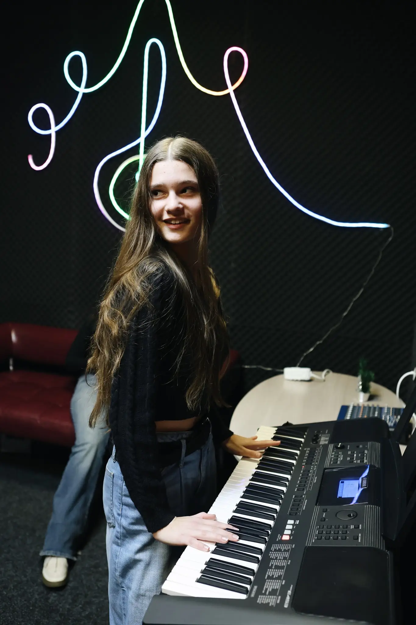 дівчина в студії звукозапису