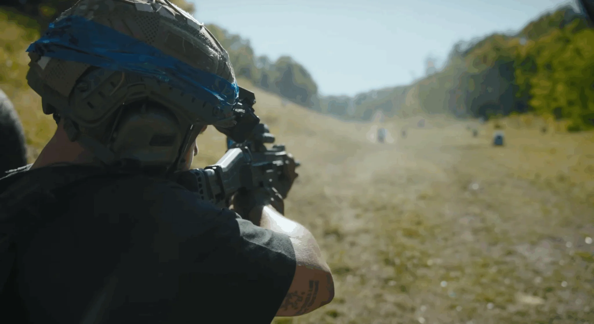 Дмитро Монатік стріляє на полігоні на Сумщині