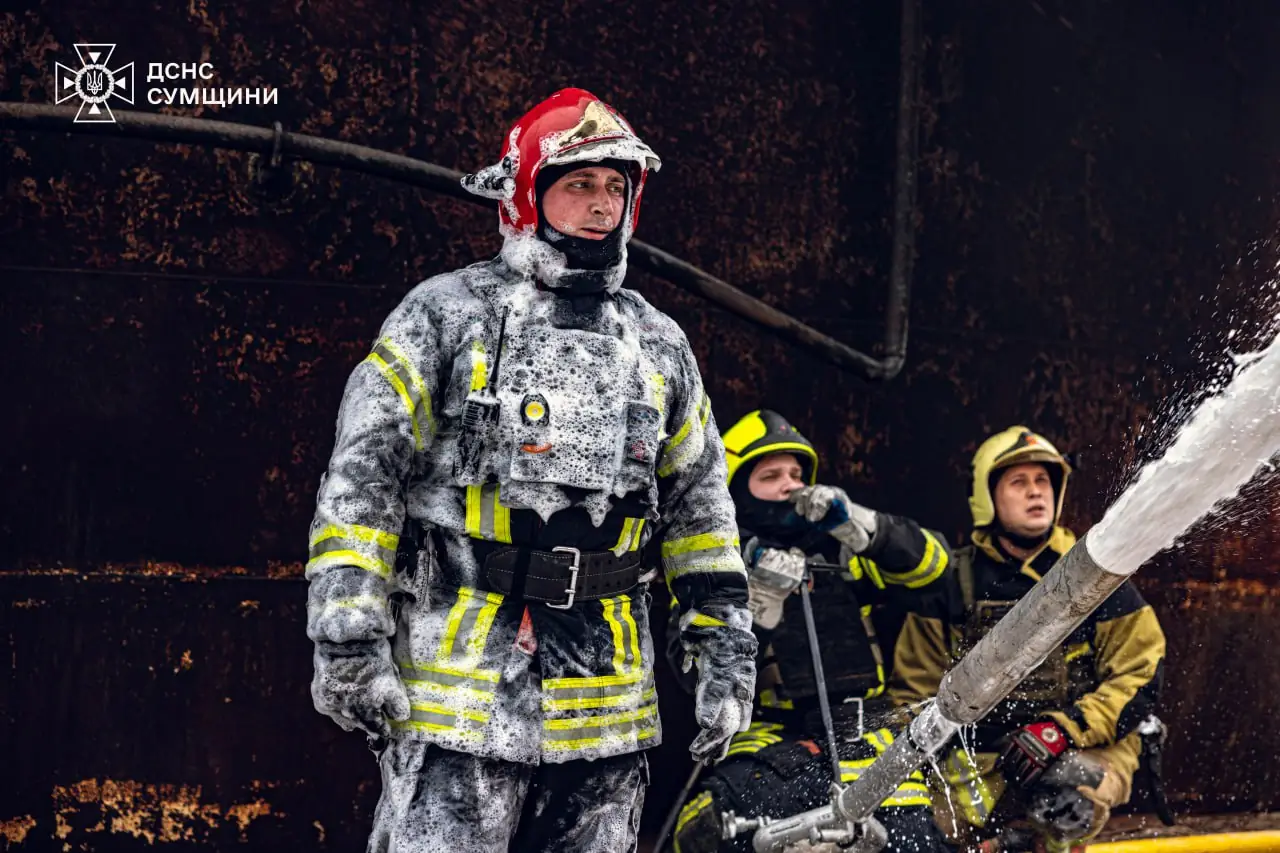 ДСНС тушать пожежу на об'єктів критичної інфраструктури.