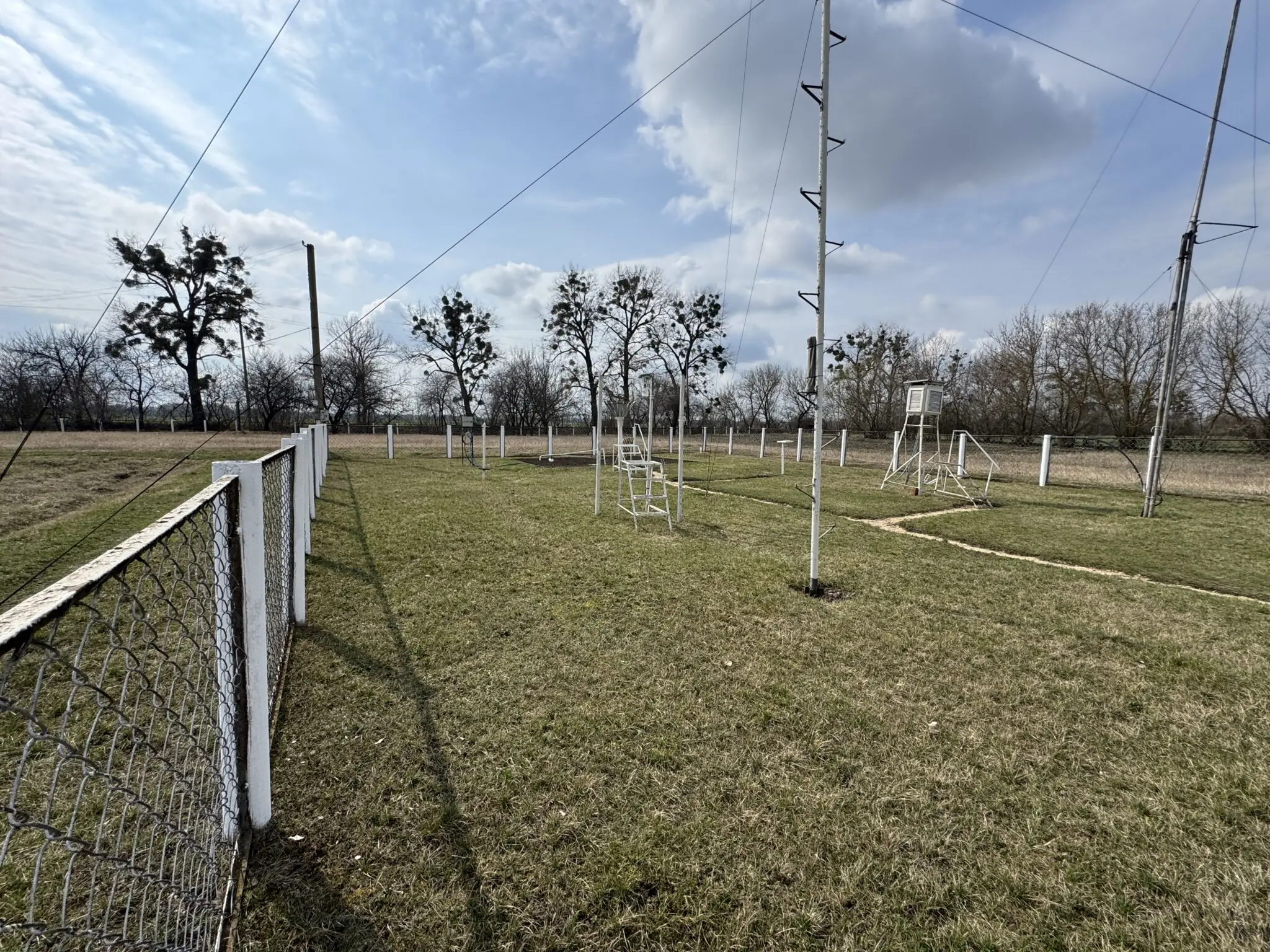 Лебединська гідрометстанція майданчик з приладами
