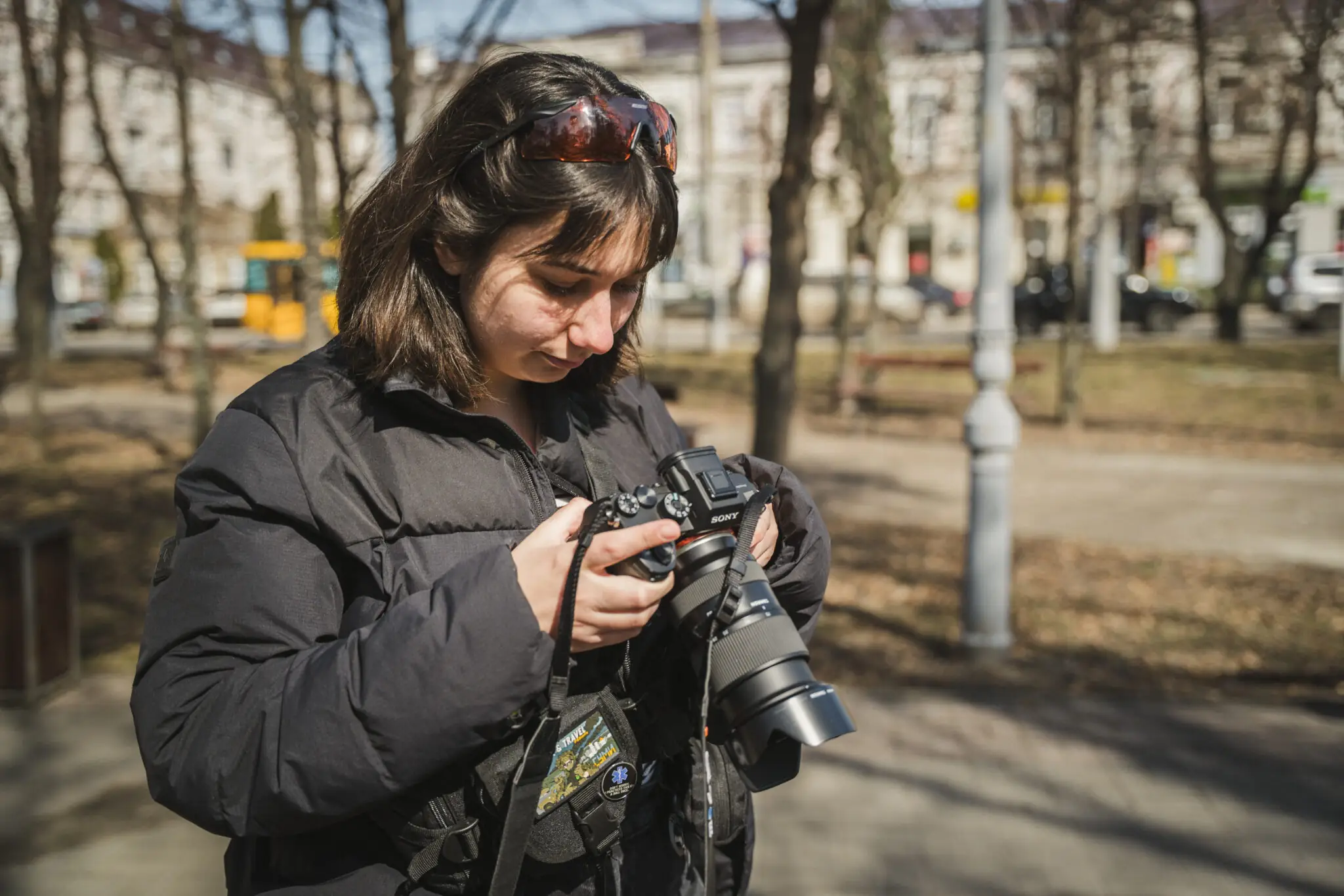 Юля тримає в руках фотоапарат.