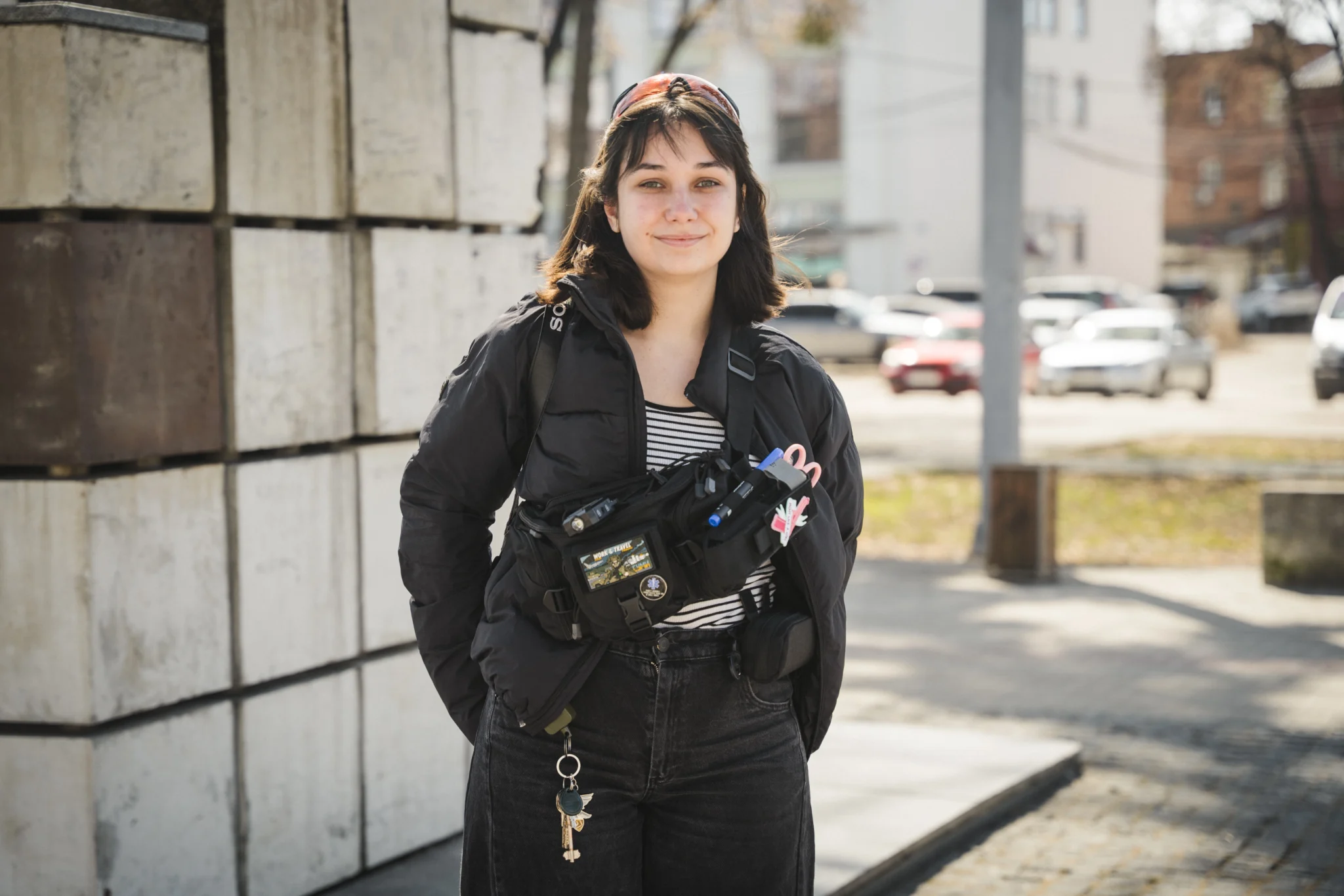 Юля Кругова стоїть біля пам'ятника.