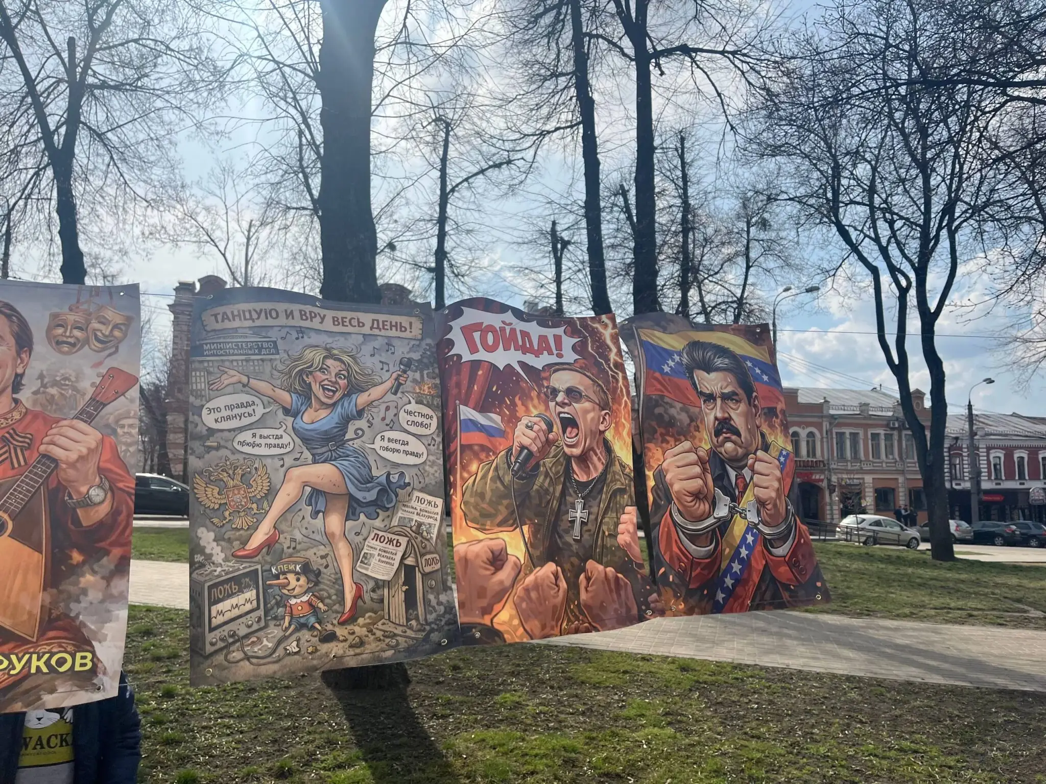 karykatury na rosiiskykh dyktatoriv 1 Російські пропагандисти на плакатах у Сумах
