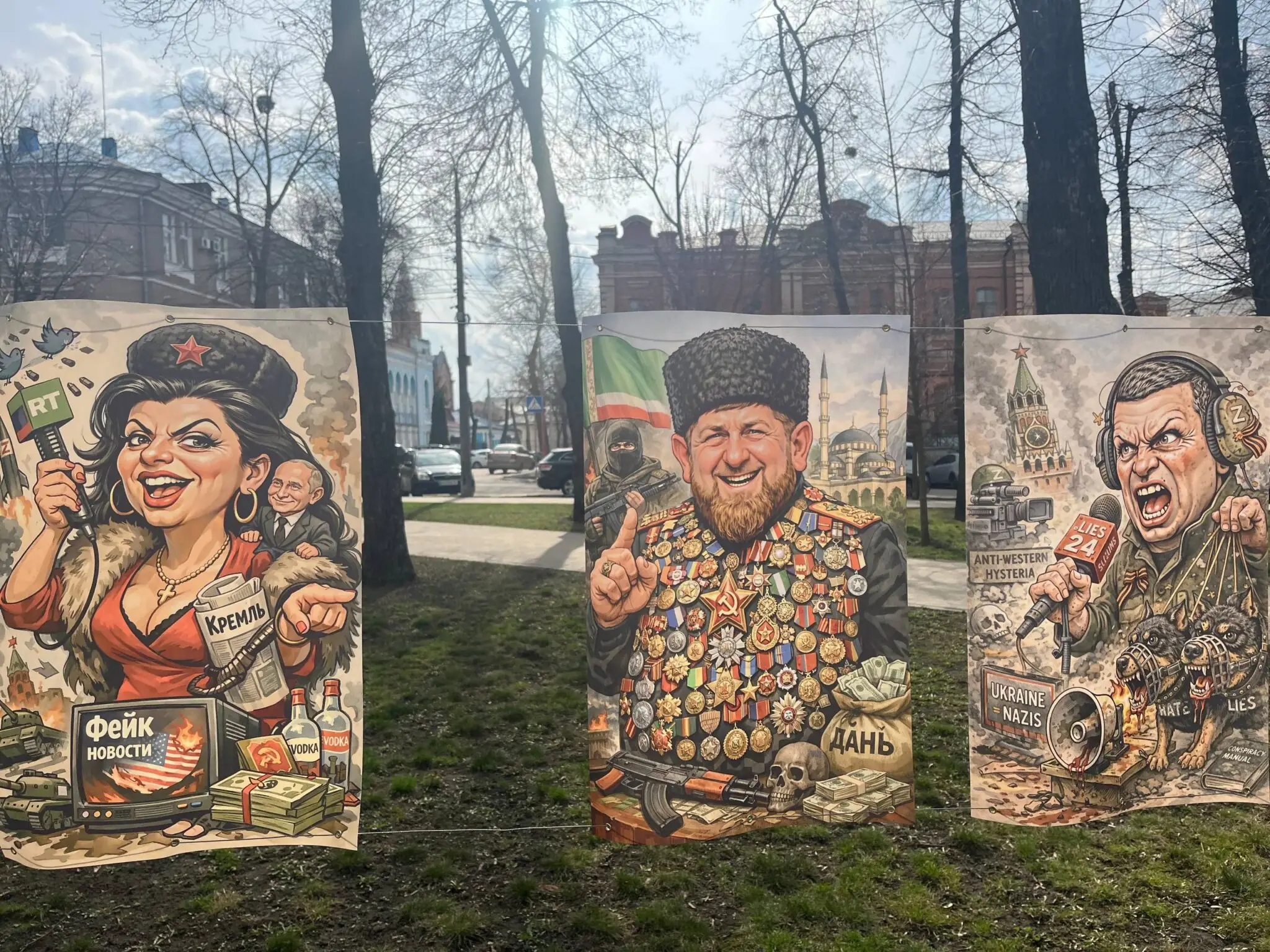 karykatury na rosiiskykh dyktatoriv 2 Плакати із Кадировим і Сабєєвою в центрі Сум
