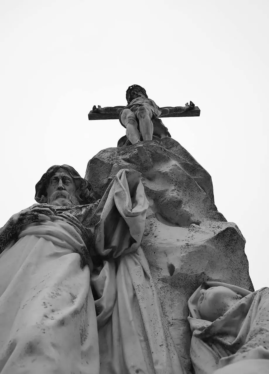 Скульптури Круазі, які Юля сфотографувала на кладовищі.