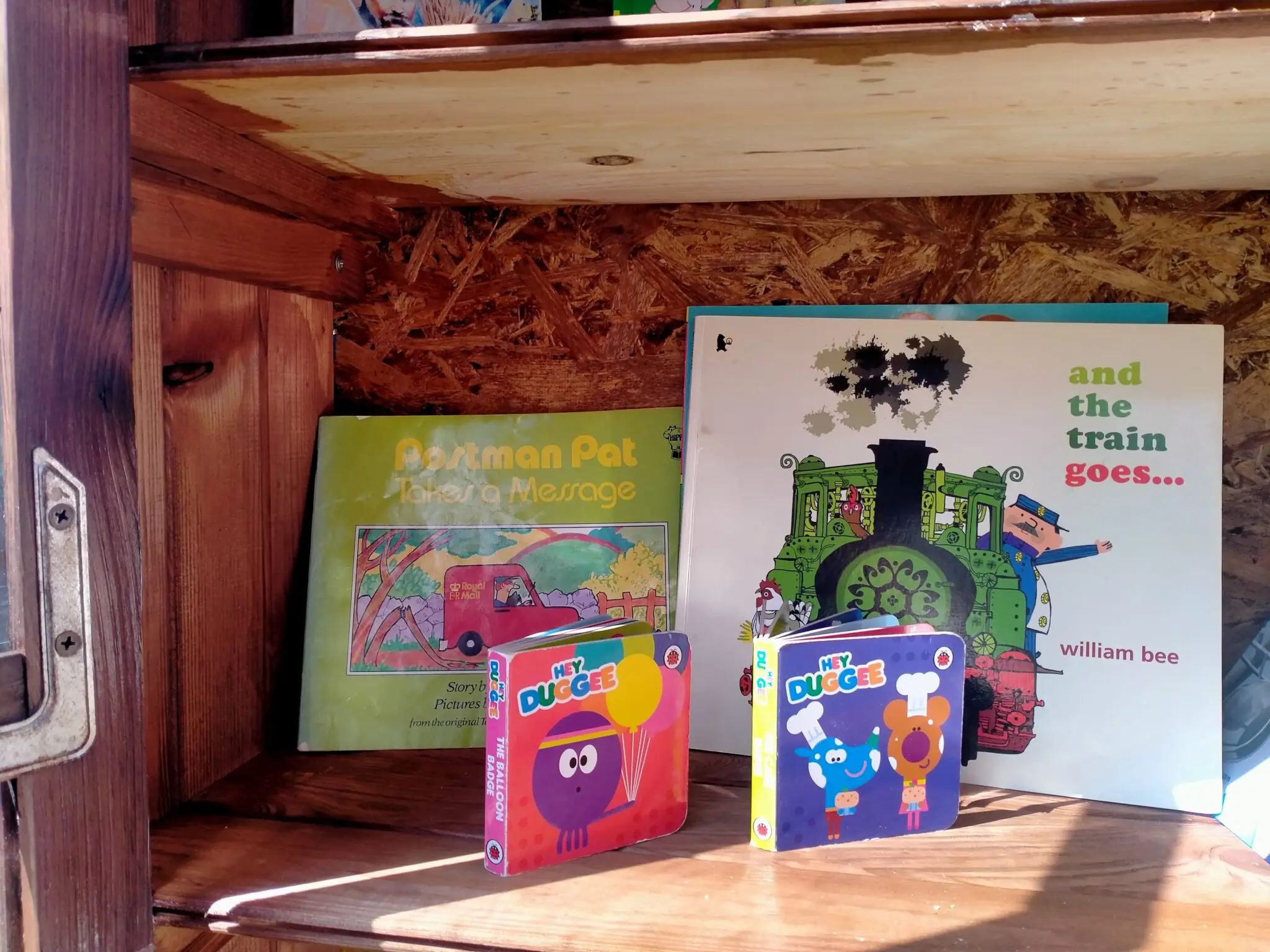 Книги англійською в будиночку-мінібібліотеці на Охтирській, 18