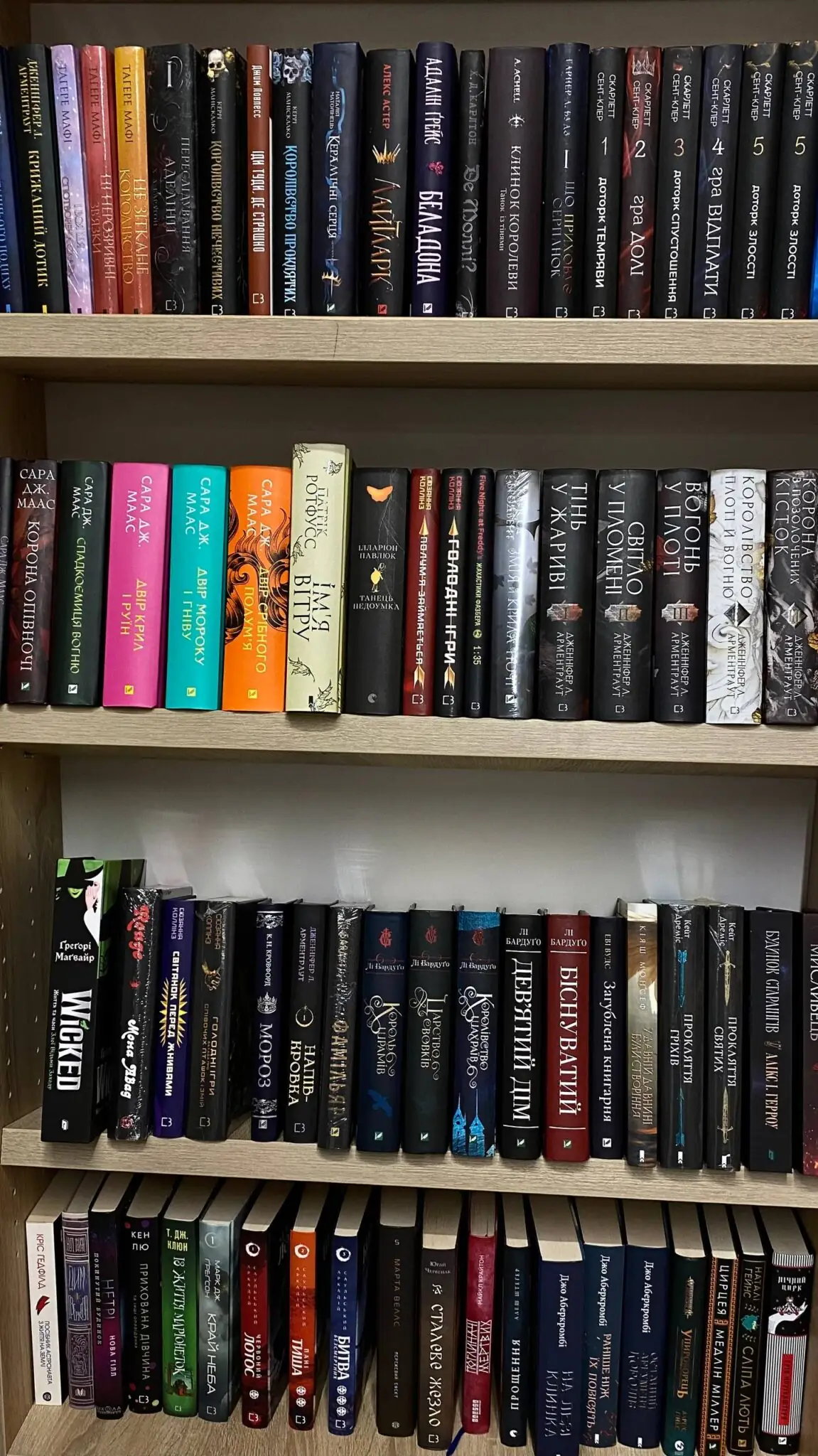 Книги в магазині "Акварель"