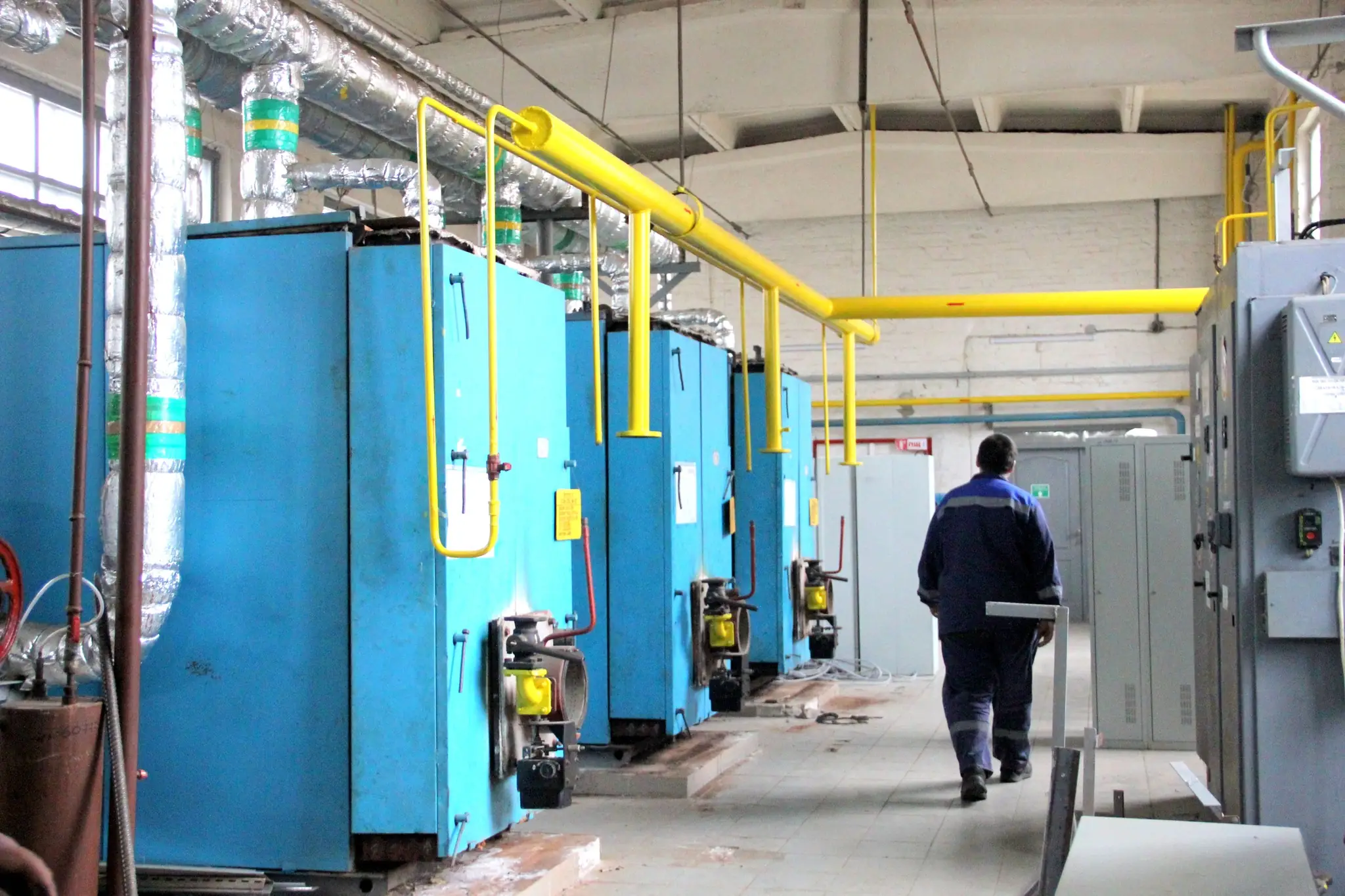 У котельні в Полтаві працює чоловік.