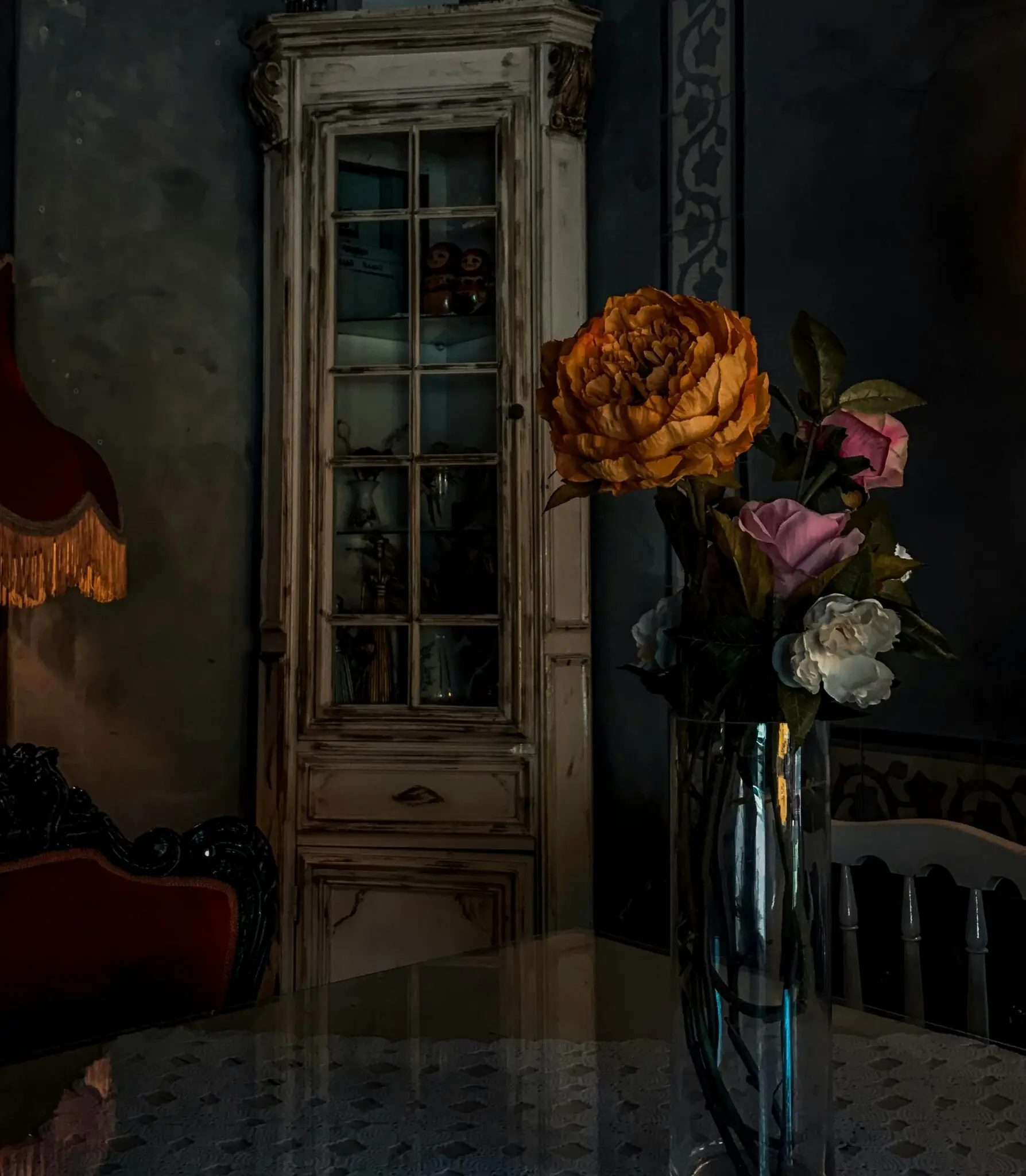 kvity v temnomu interieri