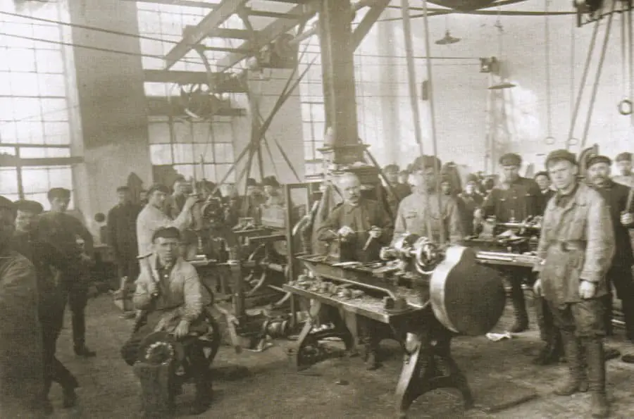 Люди у цеху