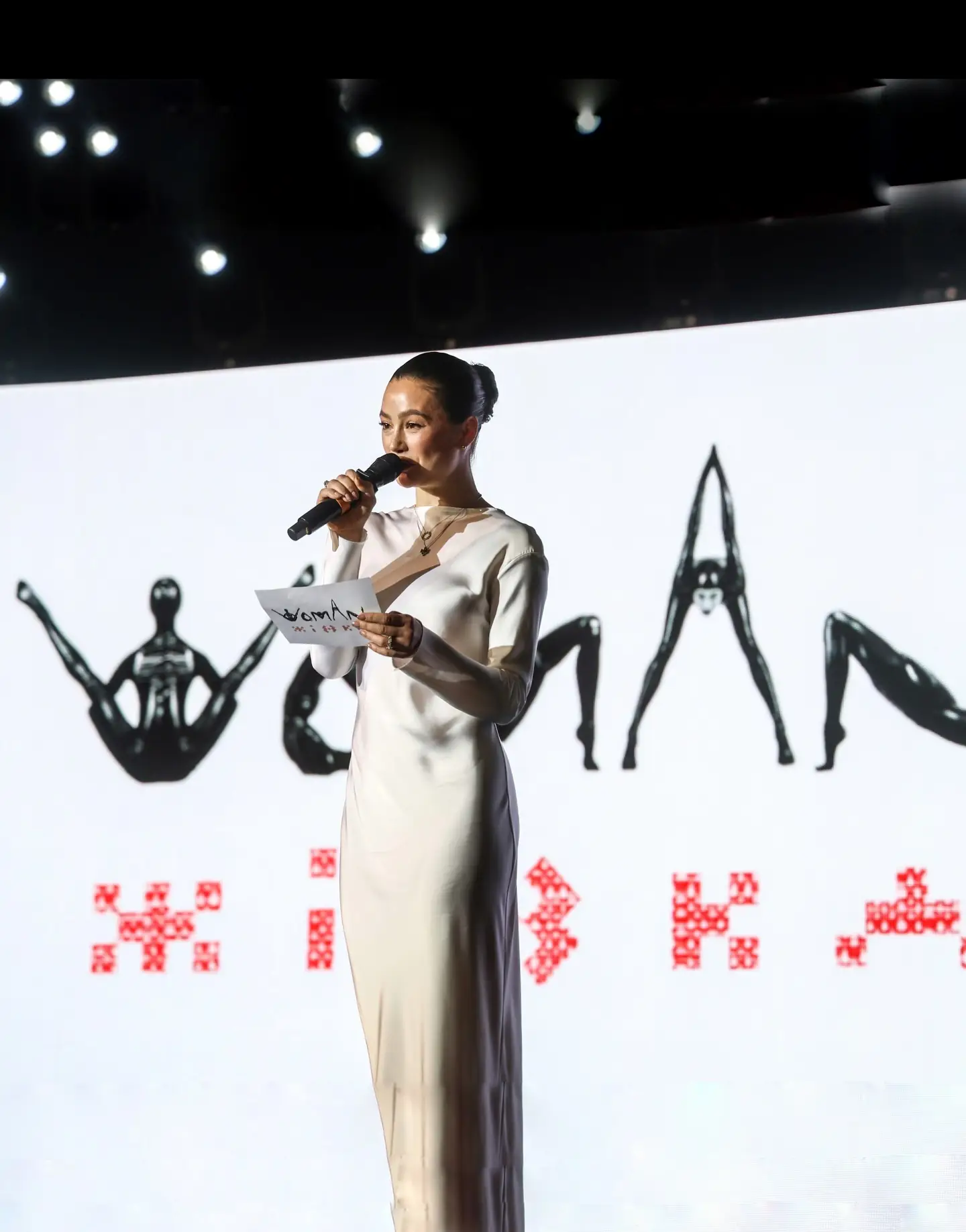 Марина Мазепа на сцені церемонії УП 100 від Української правди