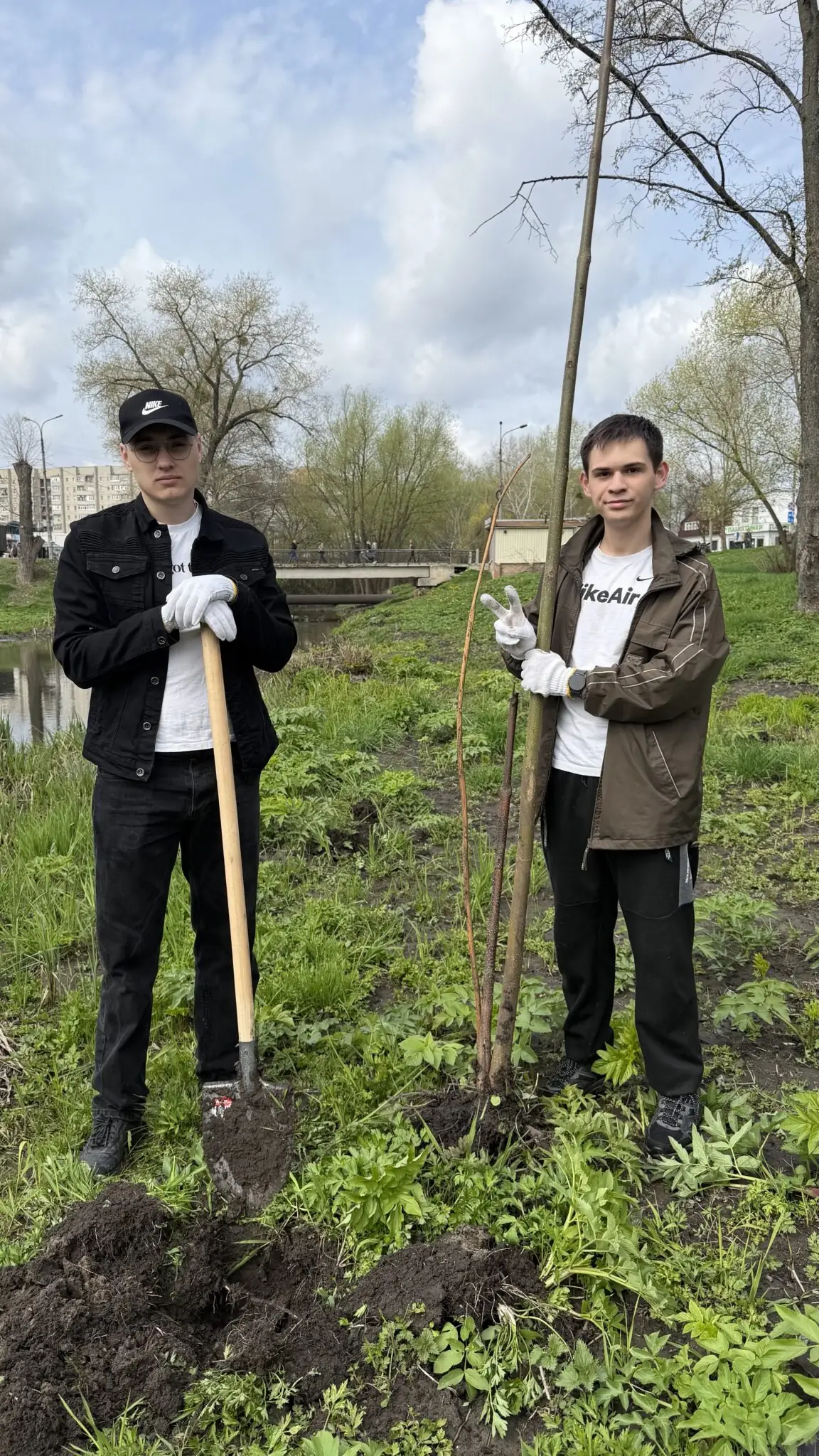 Молодь з новими деревами для Сум