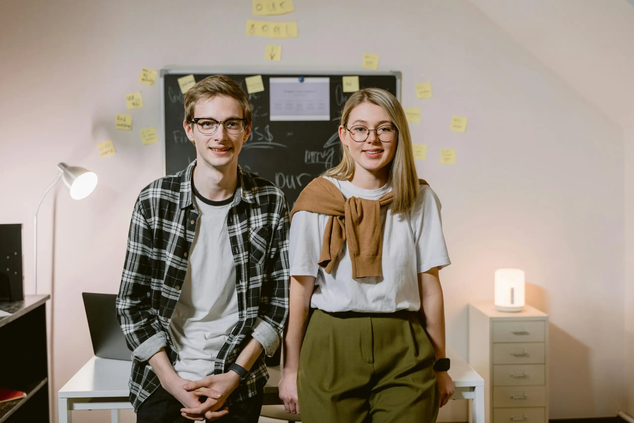 молоді дівчина і хлопець