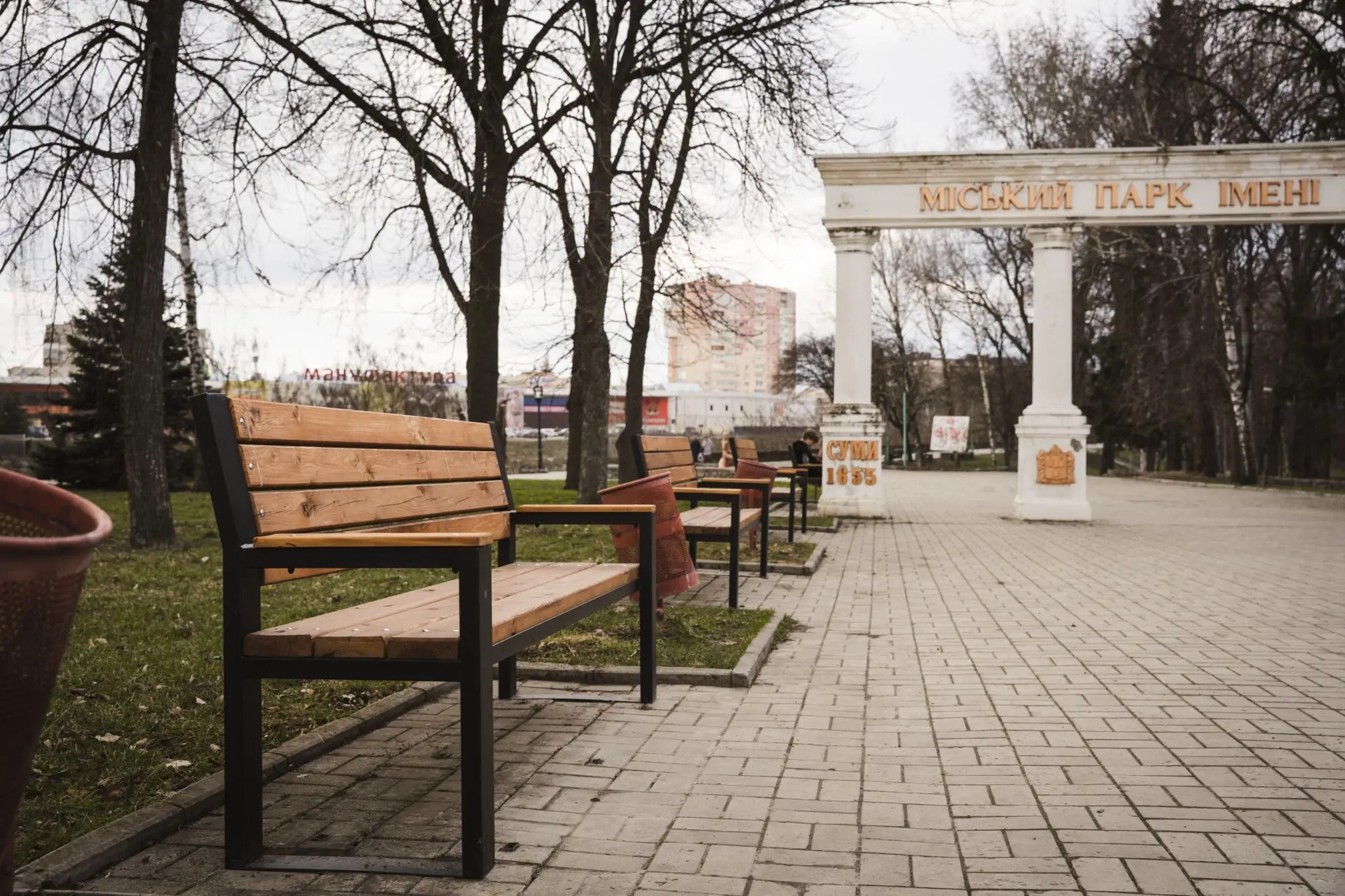 Нові лавки в парку Кожедуба в Сумах