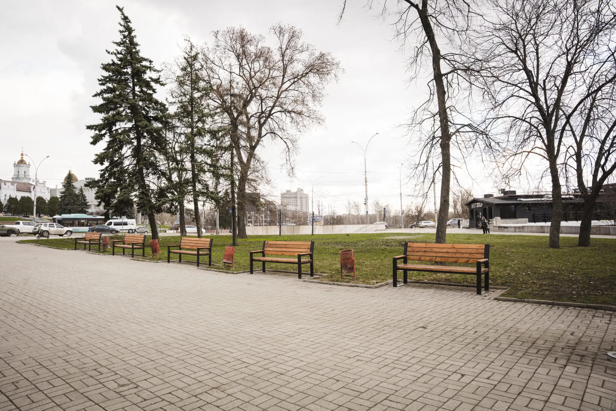 Нові лавки в центрі Сум