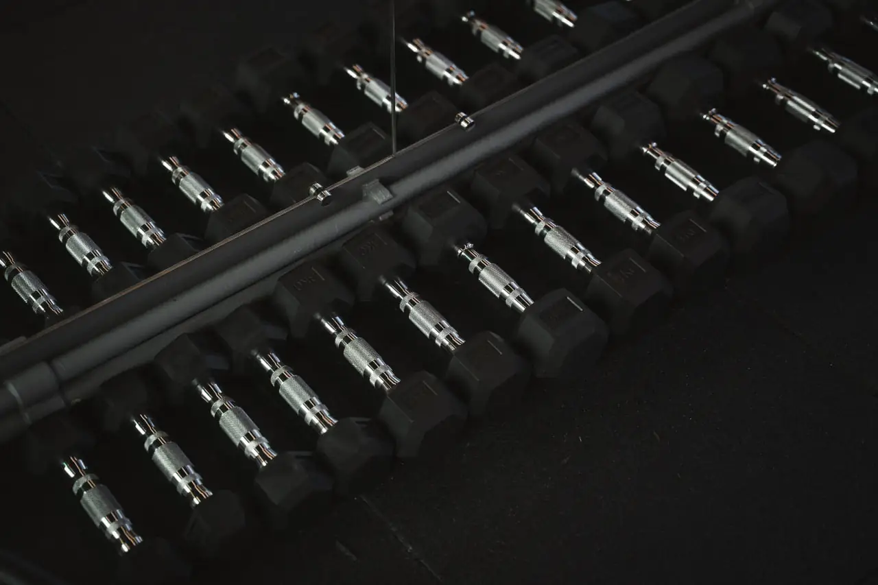 Гантелі в спортзалі NEXT LEVEL у Сумах