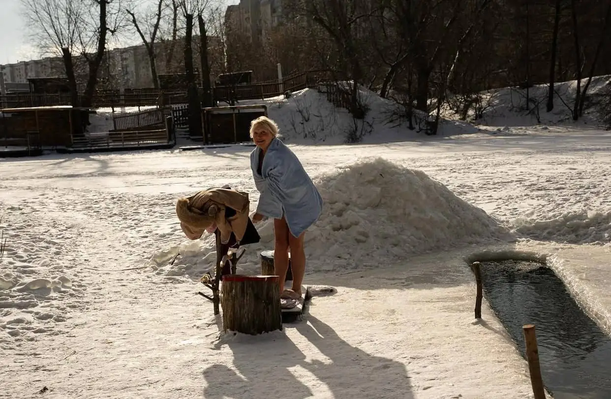 Олена гріється в рушнику.