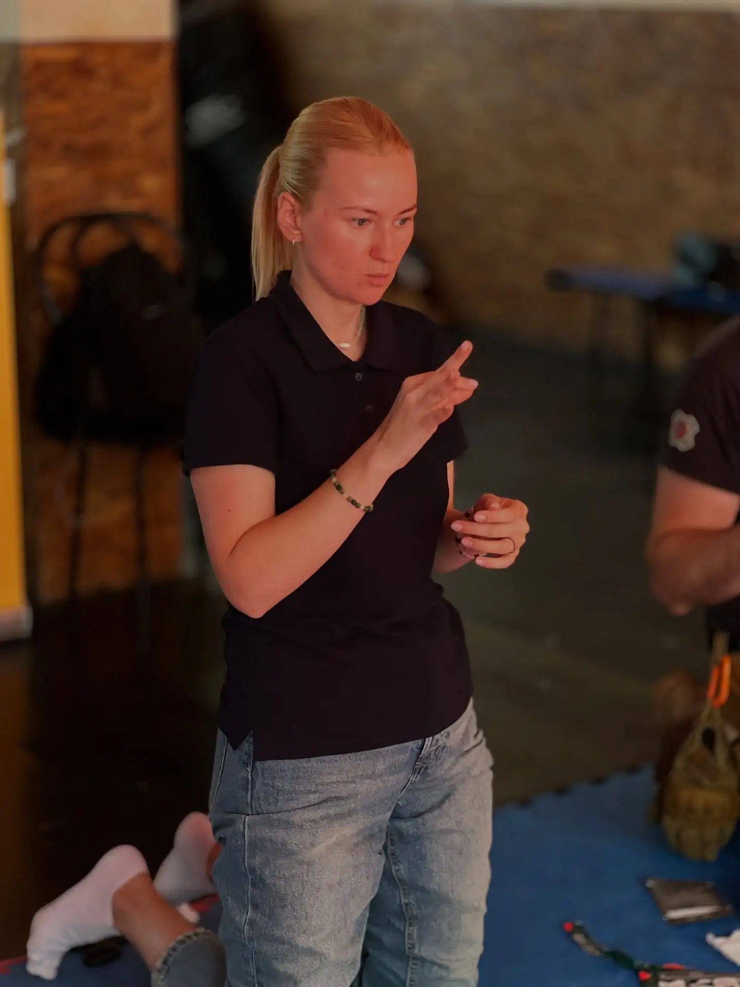 Перекладач пояснює інформацію з тренінгу жестовою мовою