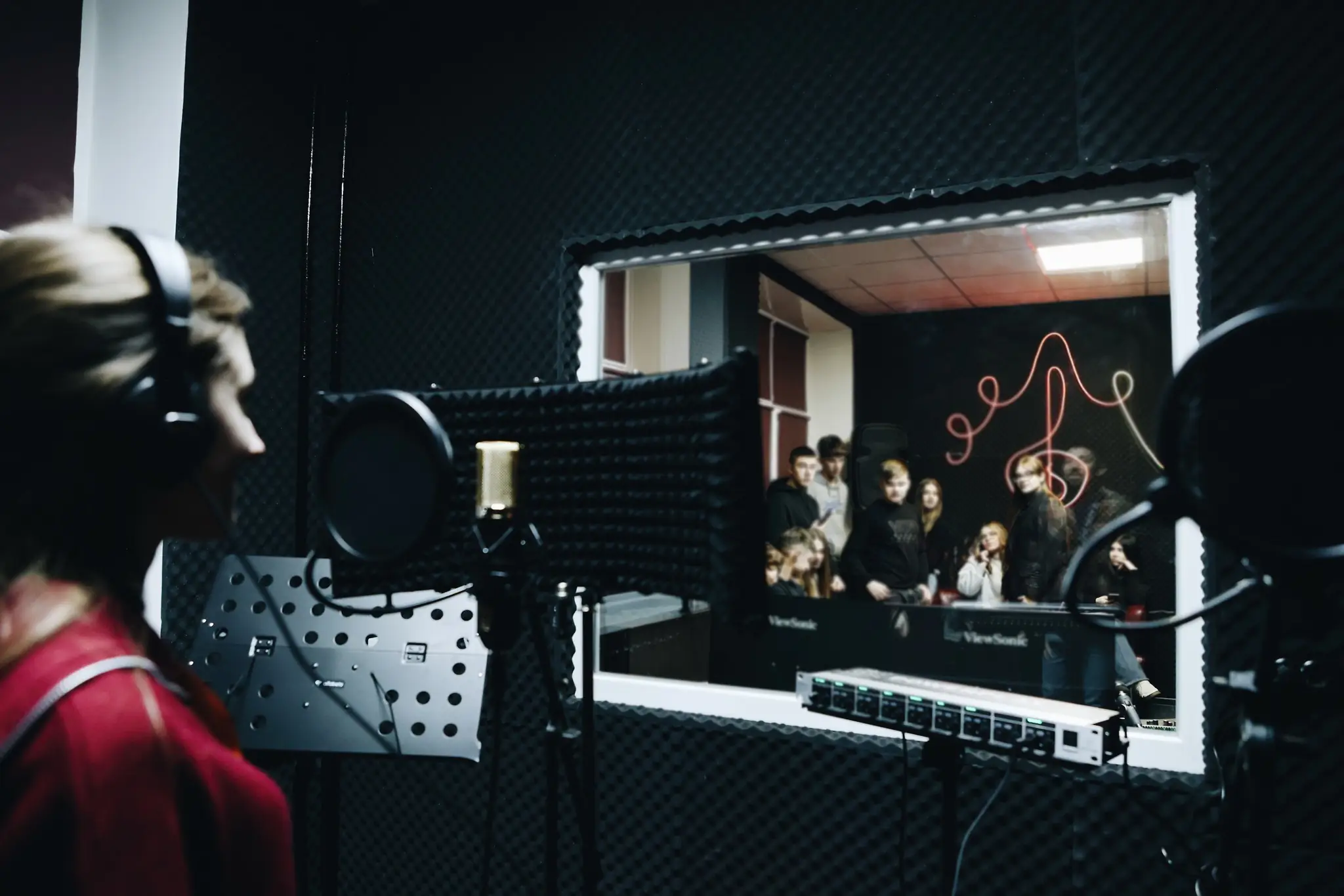 Підлітки створили студію звукозапису в школі