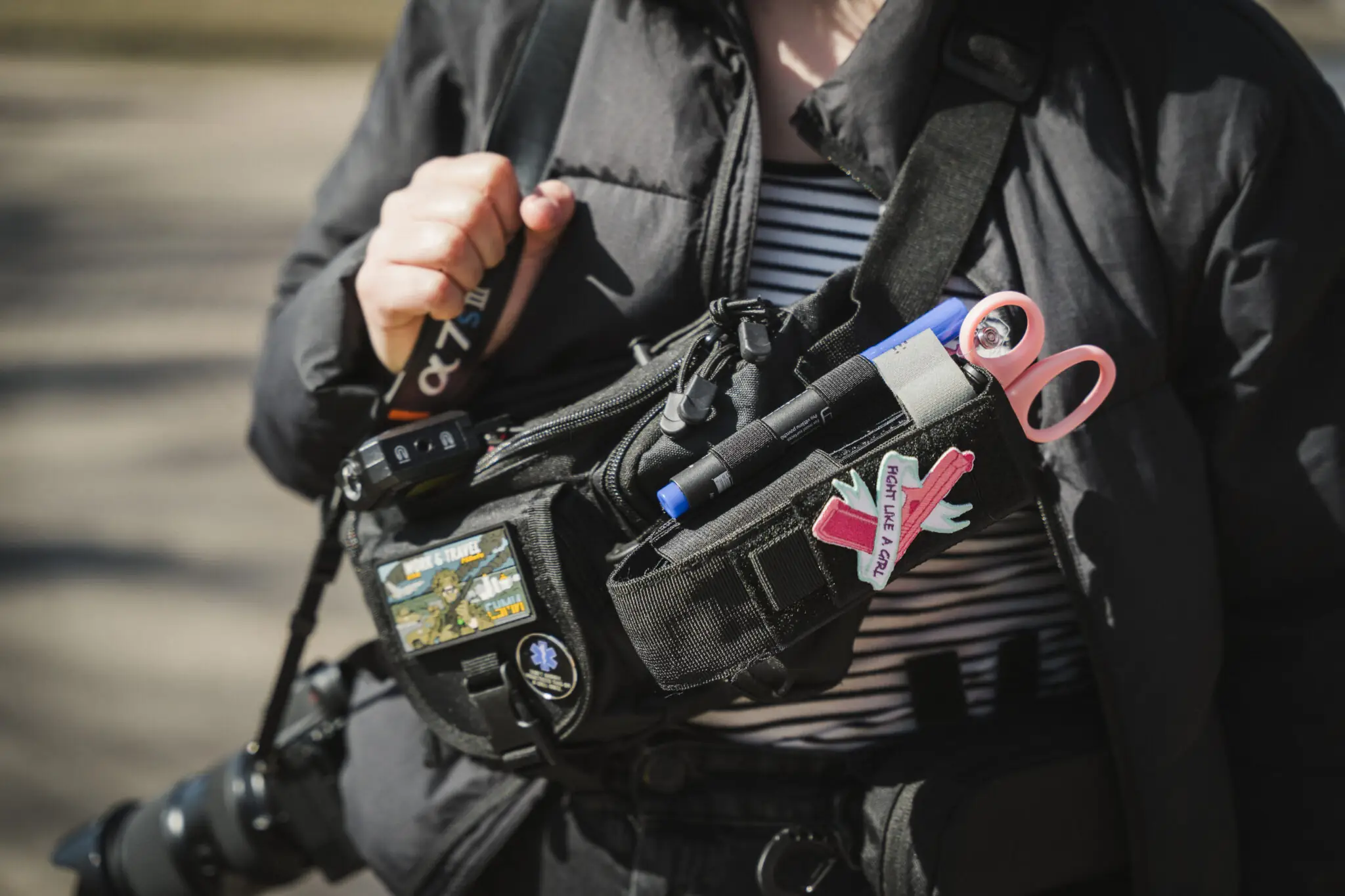 Підсумок з турнікетами звисає з плеча Юлії.