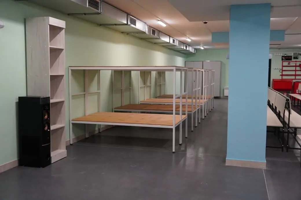 Ліжка стоять у підземній школі на Сумщині.