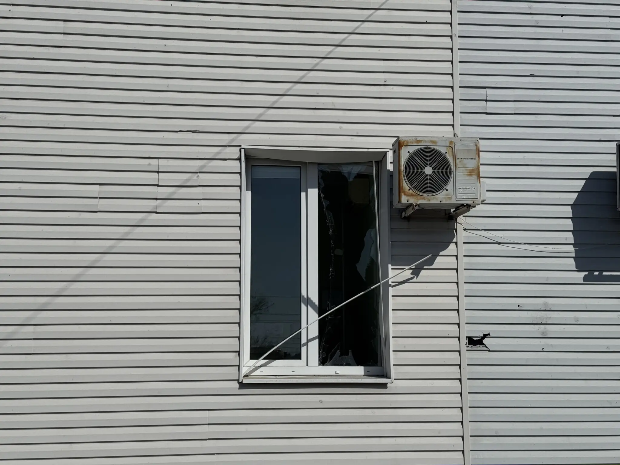 Пошкоджена клініка в Сумах