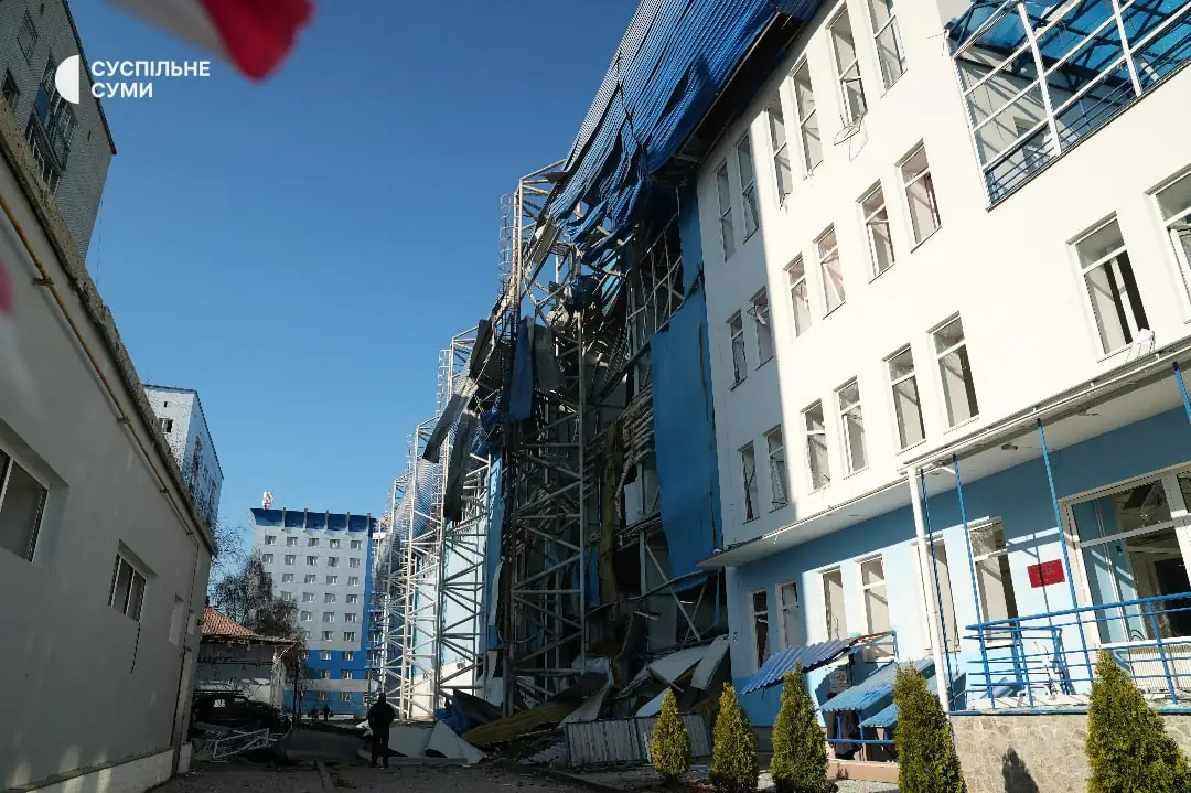 Пошкоджений легкоатлетичний манеж у Сумах