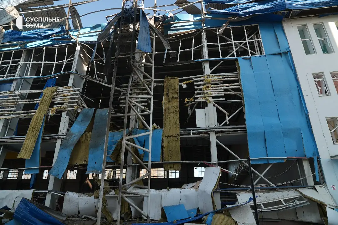 Пошкоджений манеж у Сумах