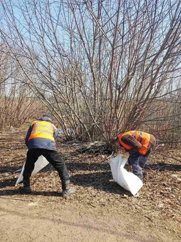 чисте місто в Сумах прибирає територію