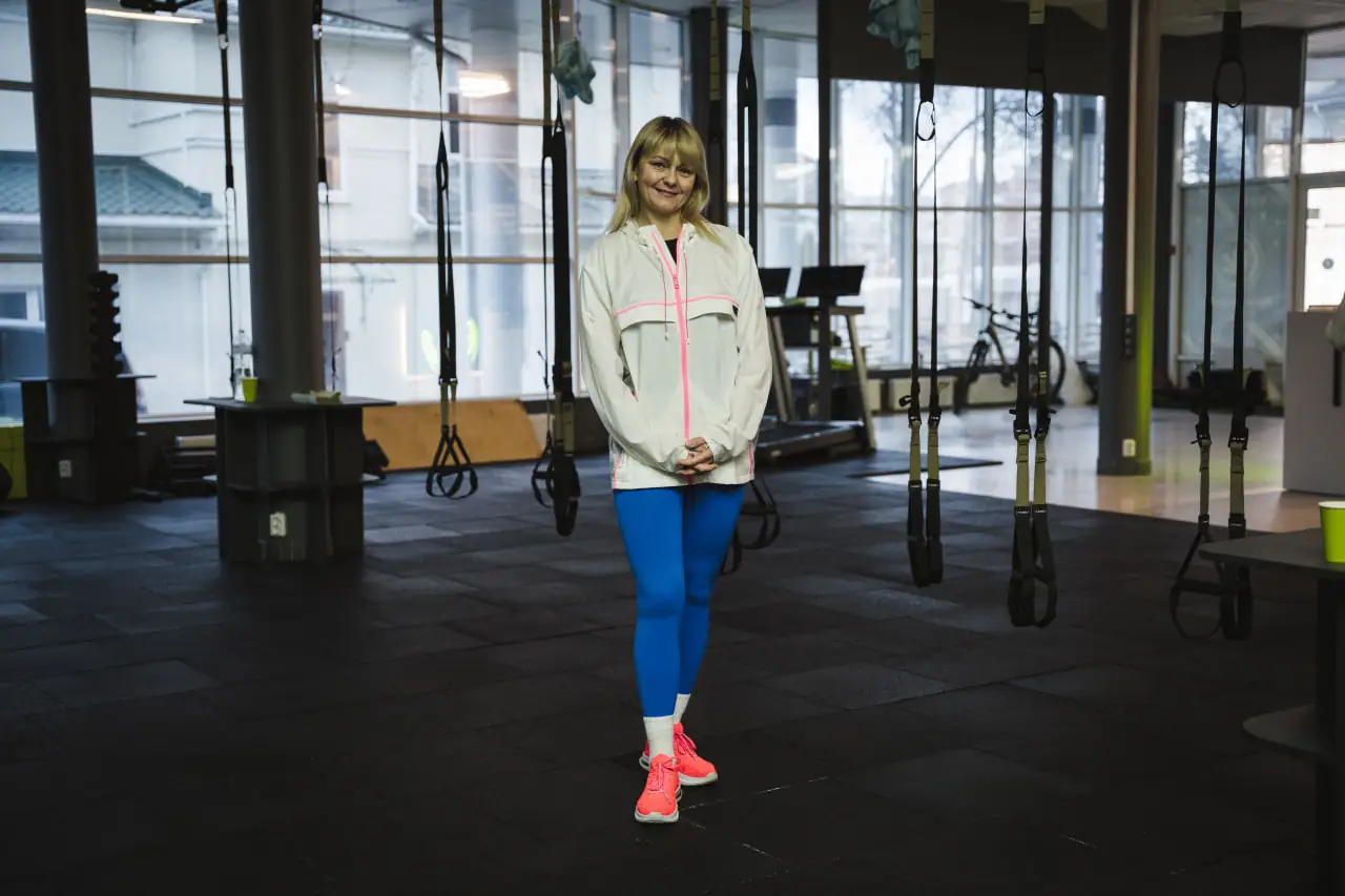 Сумʼянка показує спортзал, який відкрила за грантові кошти