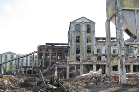 Зруйнована будівля