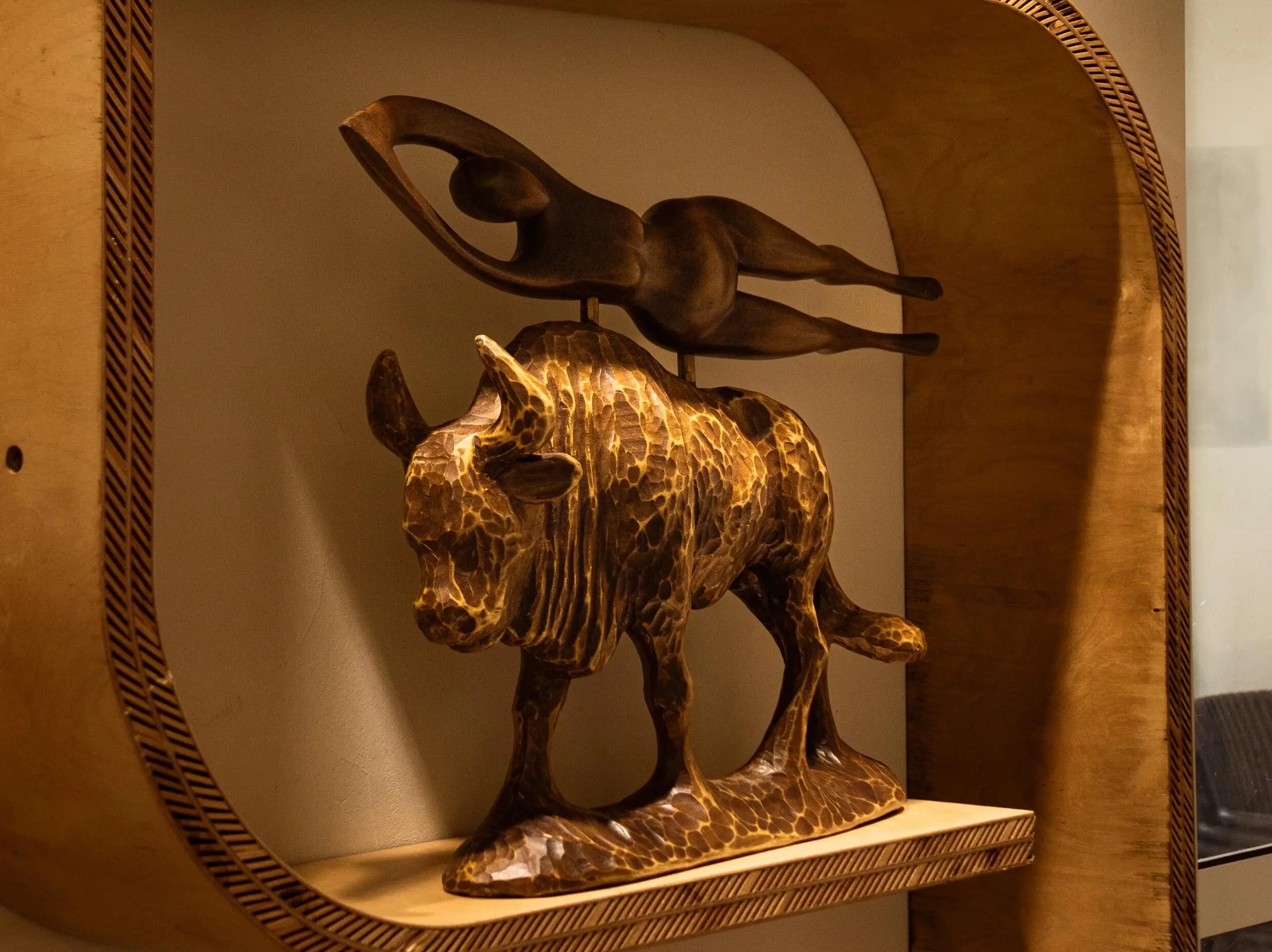 Скульптура на виставці в кав'ярні в Сумах