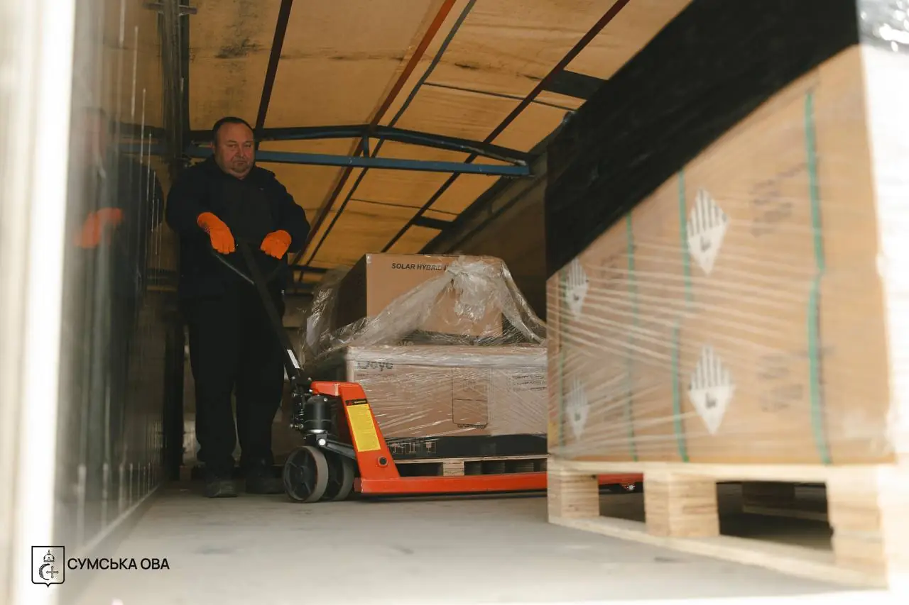 розвантаження сонячних панелей в Сумах
